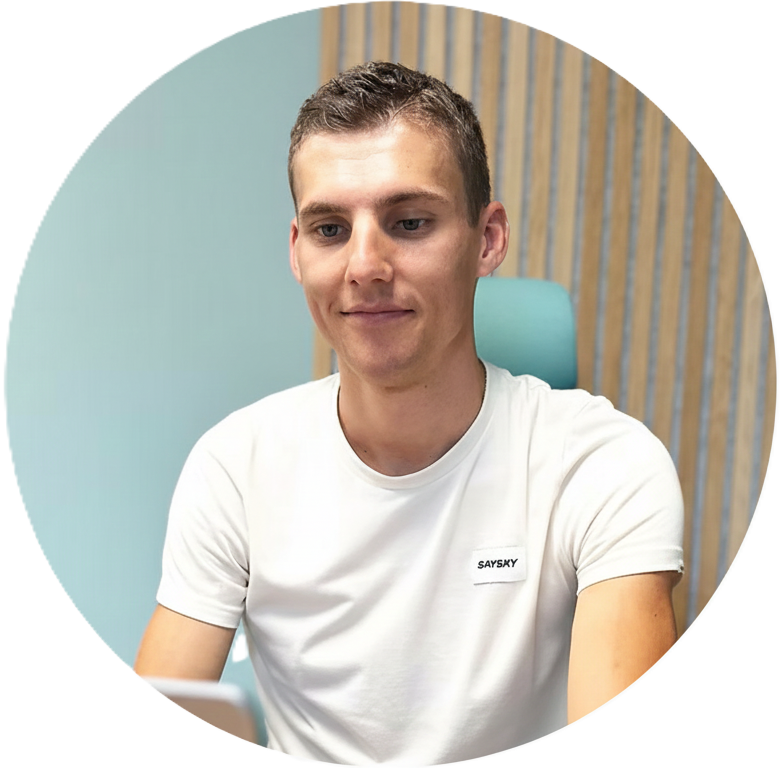 Bastien Schulz nutritionniste du sport spécialisé en métabolisme travaillant sur ordinateur