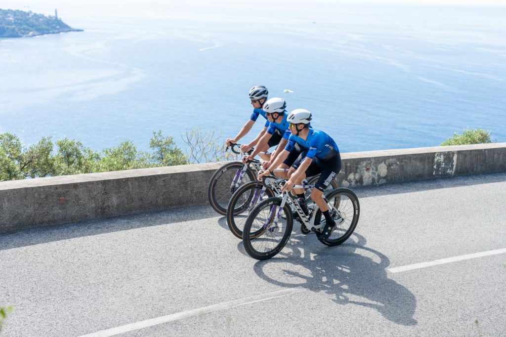 Groupe de cycliste en train de faire du vélo ensemble lors d'une séance de Guiding.