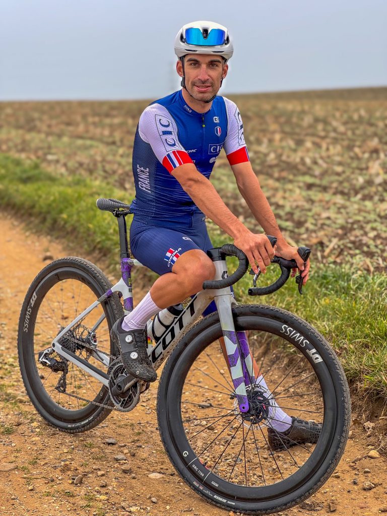 Jonathan Couanon fondateur de the cycling concept, en tenu de cycliste sur un vélo